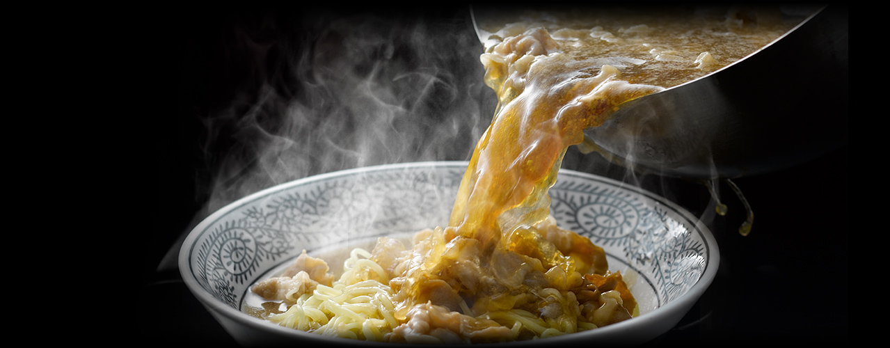 丼ぶりにスープを注いでいる写真