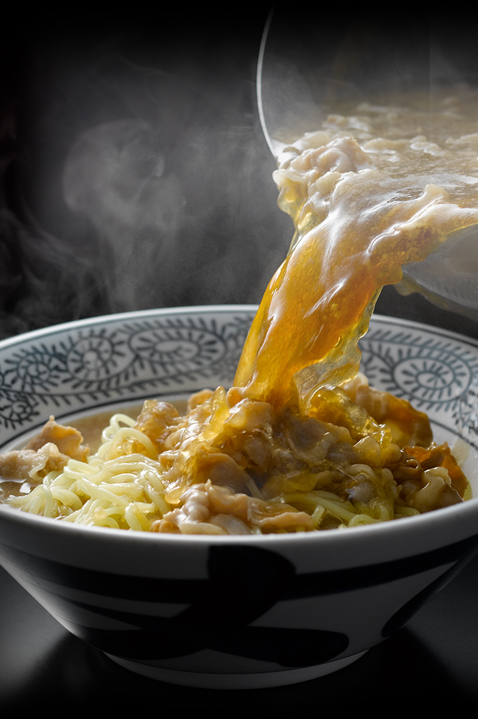 丼ぶりにスープを注いでいる写真